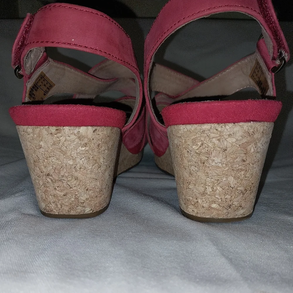 Clarks Un Capri Step Wedge Sandals- Red Nubuck Size 8.5